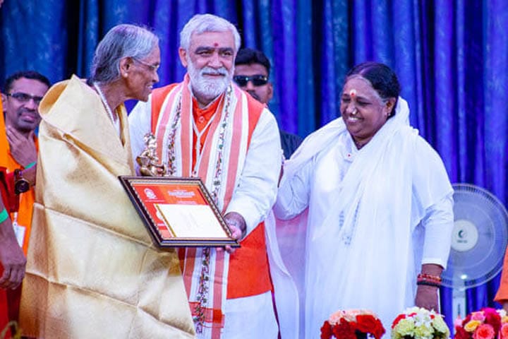 K. B. Sreedevi recevant le prix AmritaKeerti