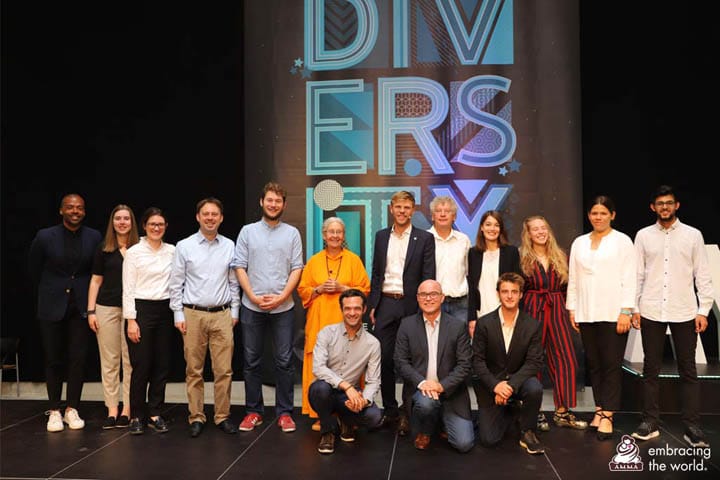Photo de groupe représentant les conseillers séniors du sommet des jeunes, ses organisateurs et les porte-parole des quatre sous-groupes