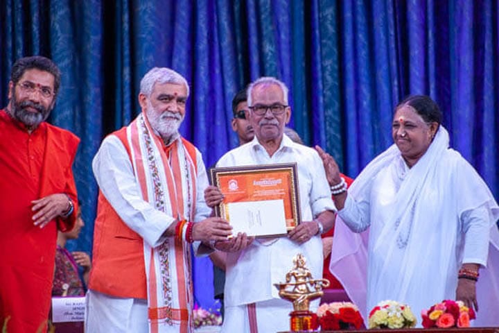 V. Gopinathan Pillai recevant le prix AmritaKeerti