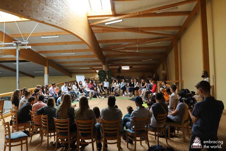 Les participants au sommet pour la jeunesse se sont répartis en quatre sous-groupes pour explorer quatre thèmes centraux autour de la diversité culturelle.