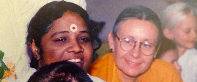 amma-france-swamini-amritajyoti-dipamrita-1920x800